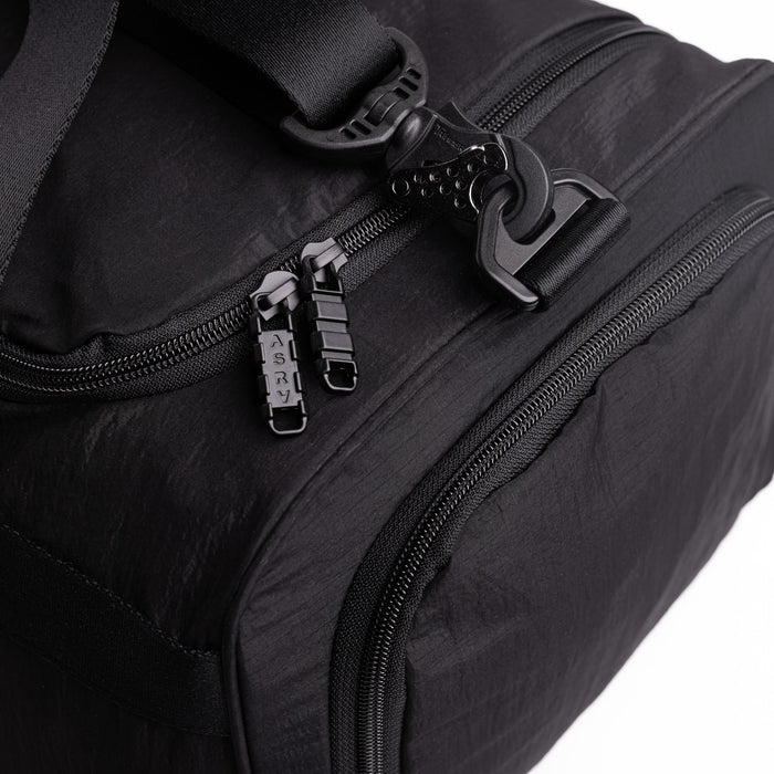 Flatlay 1234 Ripstop Duffle Bag in black, detail of zippers and handles
