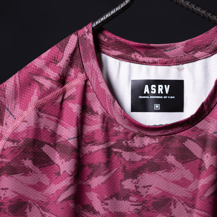 SM'20 Established Tee in burgundy tie-dye, detail shot of label and neckline