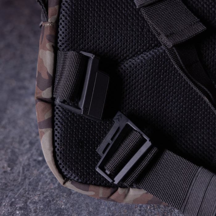 Flatlay SP'19 Trail Pack Chest Rig in black, detail view of buckles
