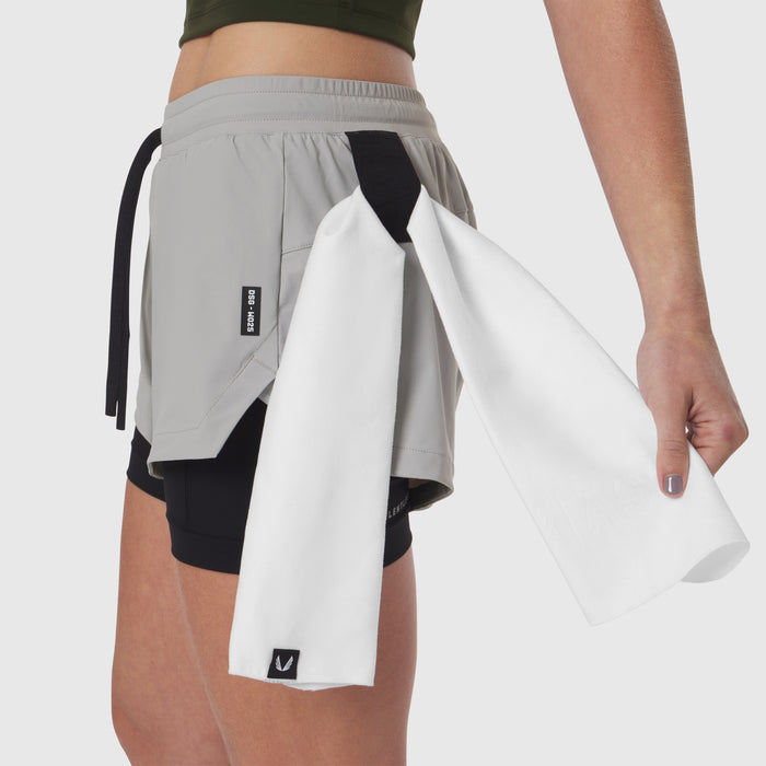 W025 Tetra-Lite Liner Short in slate grey worn with white towel, front view
