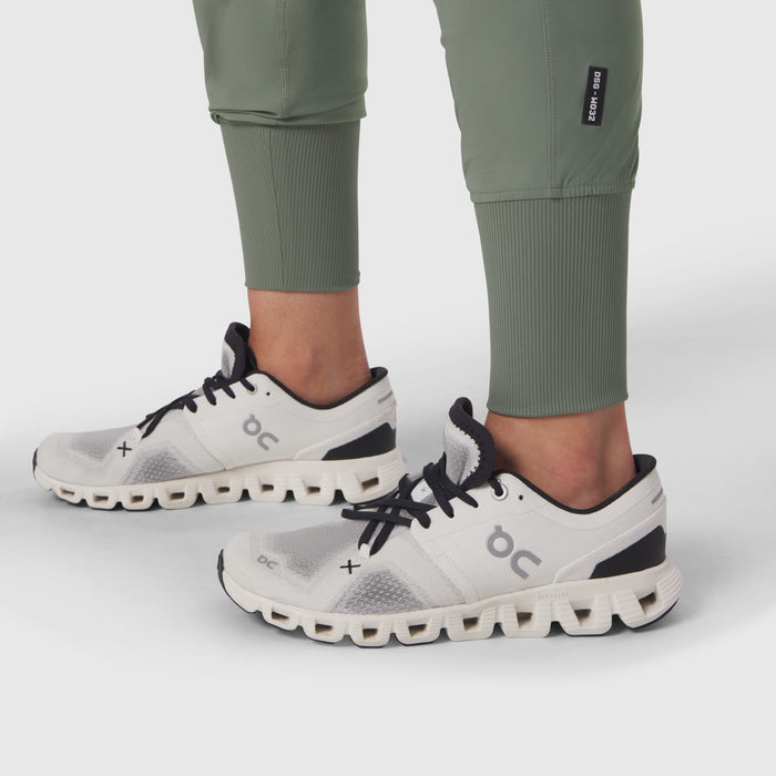W032 Tetra-Lite Cargo High Rib Jogger in sage worn with white running sneakers, front view