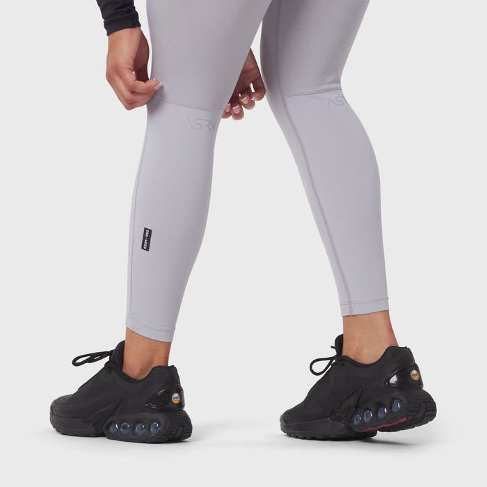 W059 Hybrid Belt-Pack Run Legging in slate grey worn with black sneakers, front view