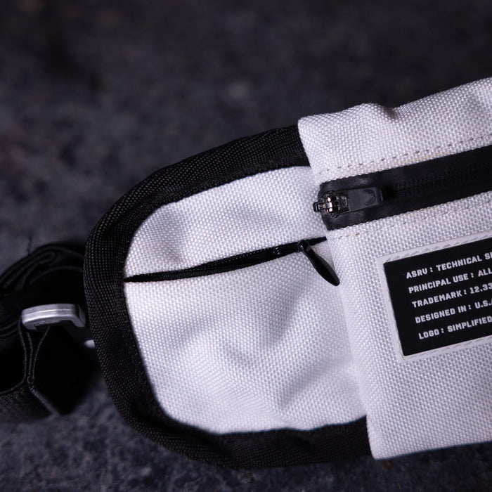 WN'18 Training Belt Pack in white and black, detail shot showing strap and label